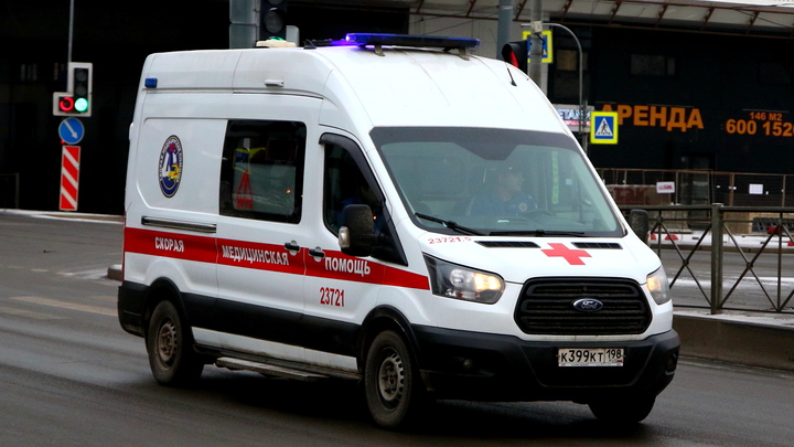 Человек упал под прибывающий поезд в Москве