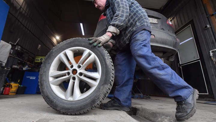 Минтранс назвал подходящую для перехода на зимнюю резину температуру воздуха