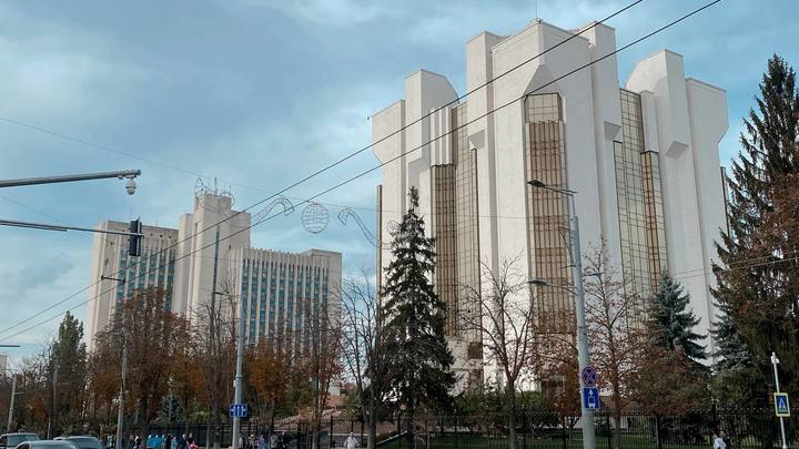 Депутаты от оппозиции в знак протеста покинули заседание парламента Молдавии