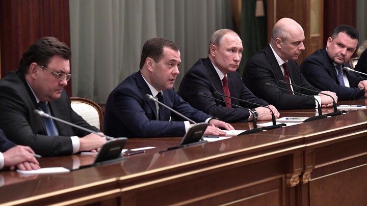 Госпереворот со ставкой на Медведева: Бунт олигархов в январе сломал Путин, уверен Аверьянов