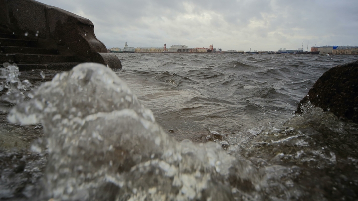 Аэропорт ушёл под воду, люди без света, воды и тепла: Что ещё натворил ураган в России