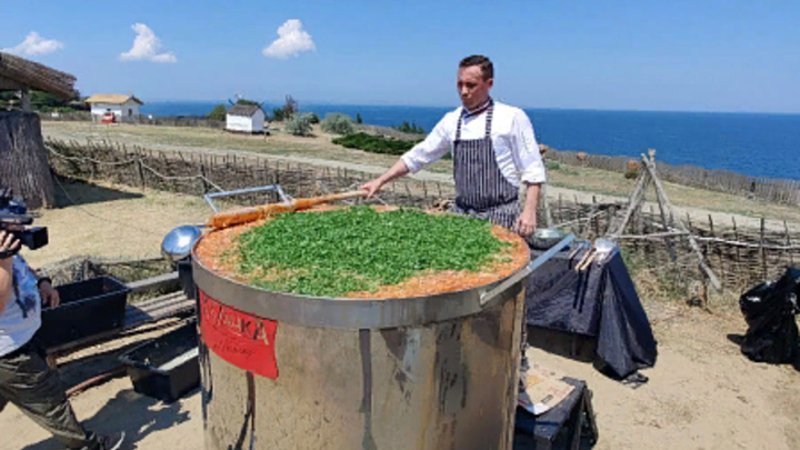 Кубанский повар приготовил 1101 литр борща и попал в Книгу рекордов России