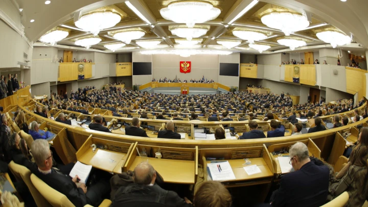 Депутаты игрались, считали деньги и оценивали моделей в белье: Всё это на заседаниях Госдумы