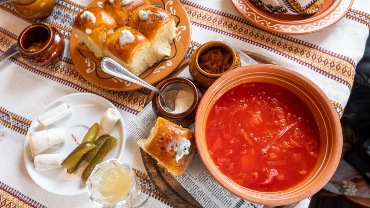 Эти вредные продукты оказались полезными. Доктор Мясников разоблачил мифы про сало, виноград и прочую еду