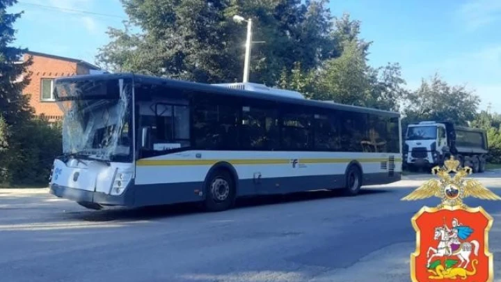 Пассажирский автобус влетел в стоявший грузовик в подмосковном Домодедове