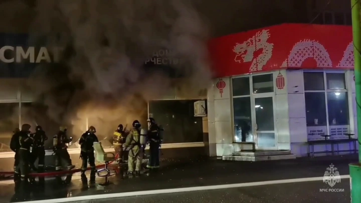 Из горящего Офисмага в подмосковной Дубне эвакуировали 70 человек