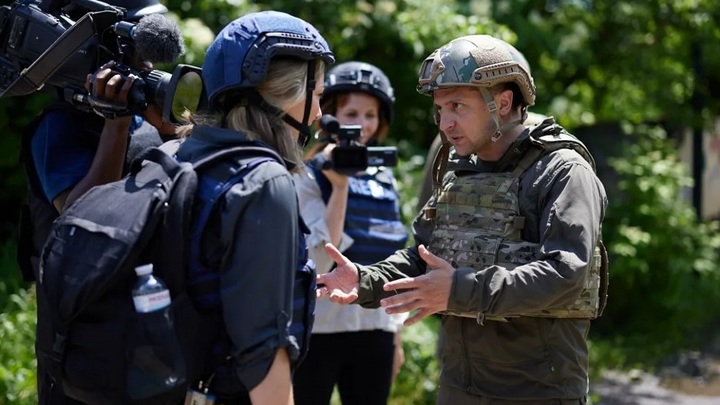 Зеленский обвинил Россию в совершении военных преступлений в Херсоне