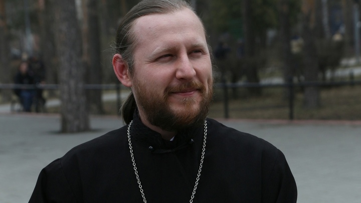 Челябинский священник помог полицейскому задержать преступника на улице