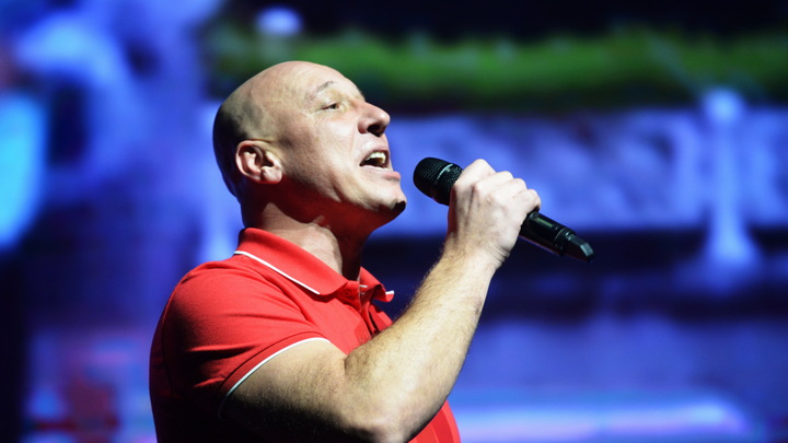 В Свердловской области фанат пробился через охрану и обнял на сцене Дениса Майданова