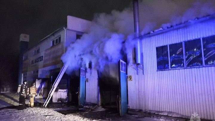 В Челябинске загорелся автосервис: внутри находился автомобиль