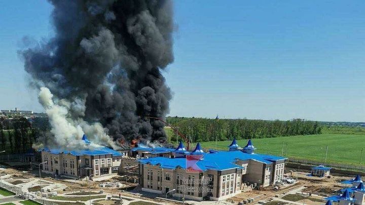 В Кореновске тушат пожар на стройке детского сада