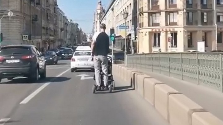 Папаша года. Петербуржцы в шоке от молодого отца, катающего двухмесячного ребенка по дороге