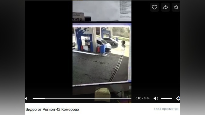 Отлетевшее от прицепа колеса врезалось в легковушку на заправке