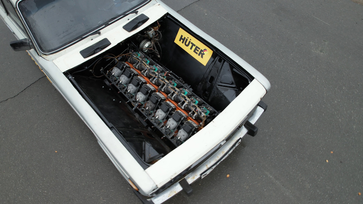 Новосибирские механики собрали Шестёрку с двигателем V16 из бензопил