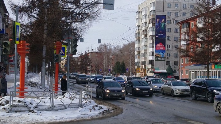 На оживлённом перекрёсте в центре Кемерова “неразбериха” из-за отключения светофоров