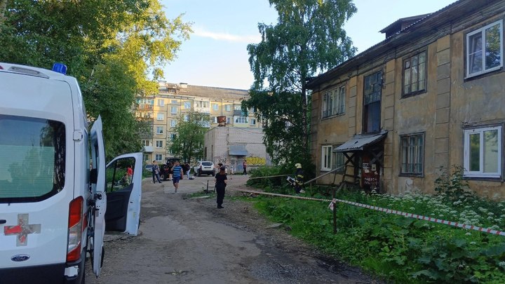 В Архангельске жилой дом сошел со свай, а потом обрушился: внутри оставались люди