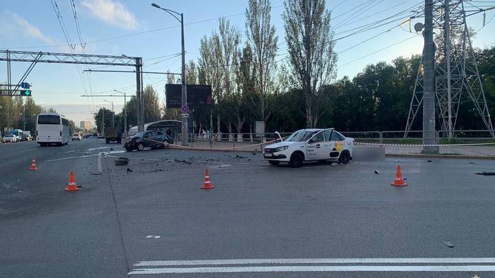 В Самаре Шевроле пролетел на красный и врезался в Ладу. Погибла женщина