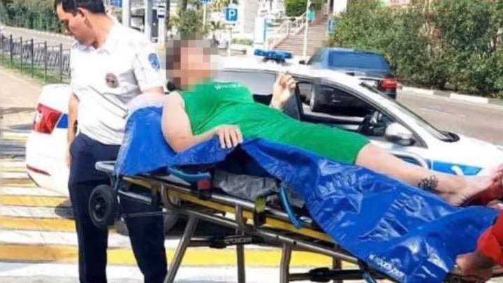 В Сочи инспекторы ДПС оказали первую помощь туристке