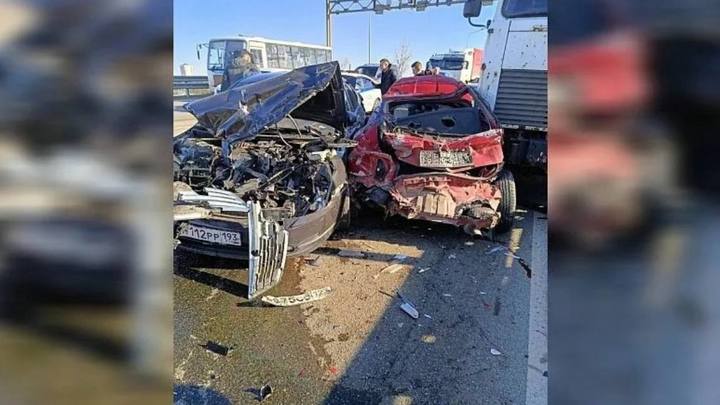Грузовик, манипулятор и легковушки: в центре Краснодара произошла массовая авария