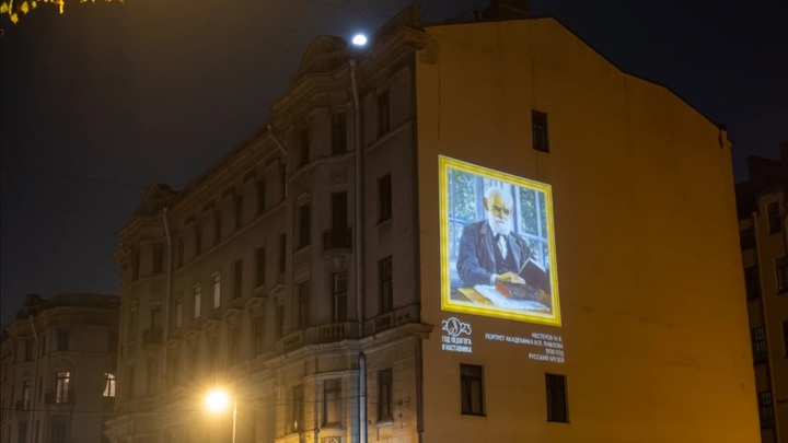 Экспонаты Русского музея украсили фасады домов в Петербурге