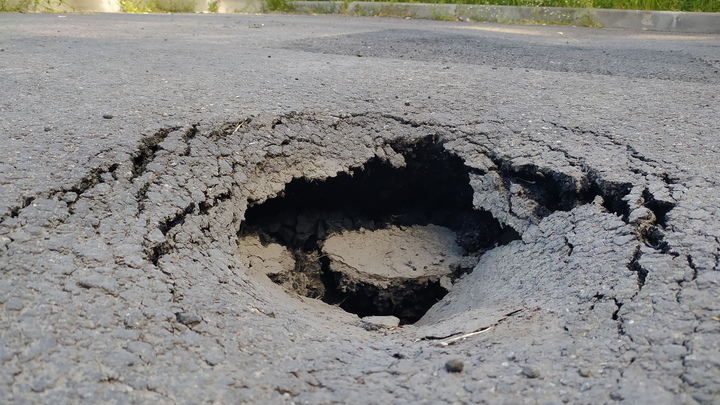 Гигантская яма образовалась на проспекте Бусыгина в Нижнем Новгороде