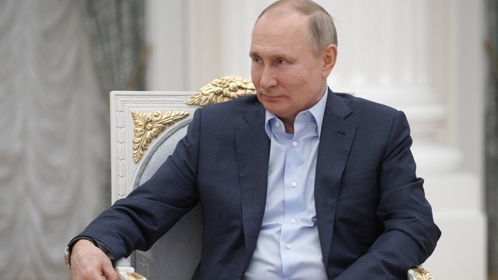 Путин поручил проверить зарплаты бюджетников