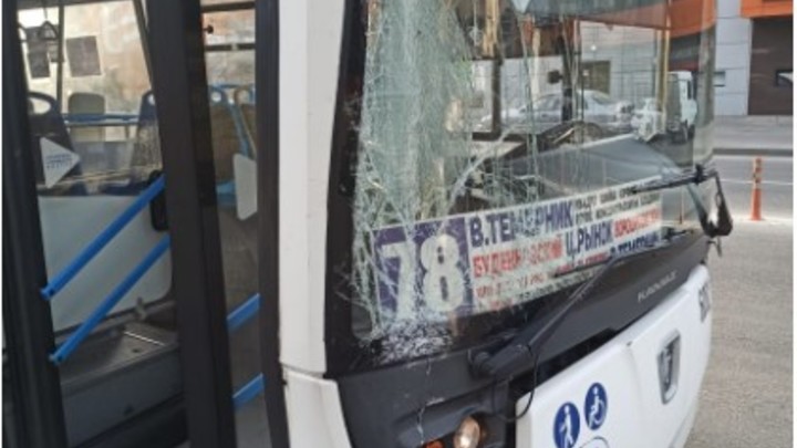 В Ростове автобус с пассажирами врезался в ЛЭП: три человека пострадали