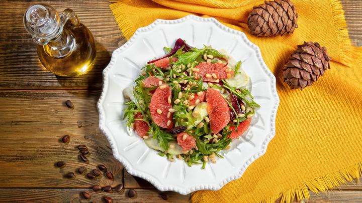 Гипертоникам убрать: Малышева назвала самые опасные продукты на новогоднем столе