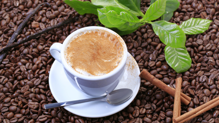 Разжижает кровь и снижает холестерин: Врач рассказала, что стоит добавить в кофе