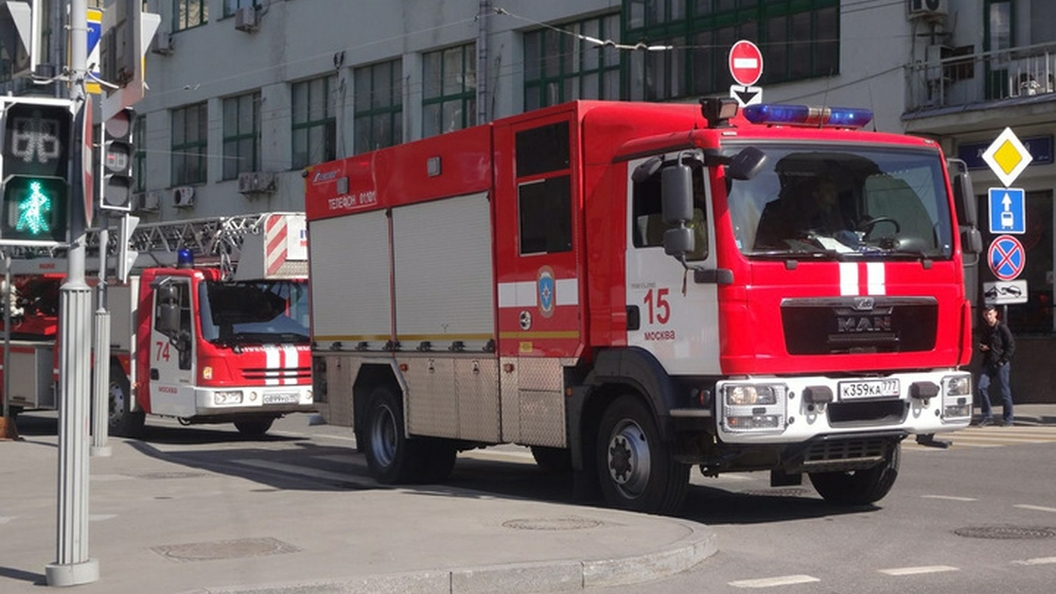 Более 50 человек спасены из горящего университетского общежития в Москве Более 50 человек спасены из горящего университетского общежития в Москве
