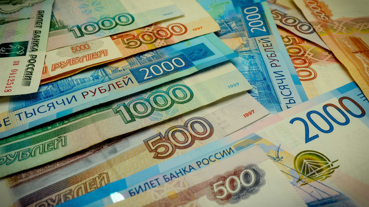 На руках у жителей России больше 12 трлн рублей: Зачем люди всё чаще снимают наличные?
