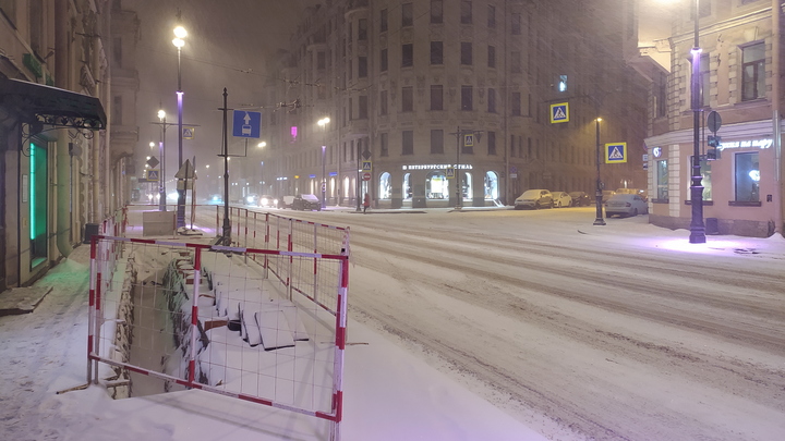 В Петербурге забил коммунальный фонтан из люка и затопил целый перекресток