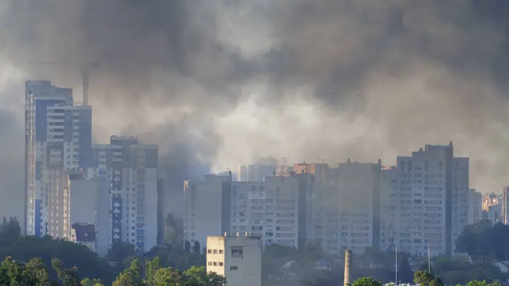 В Киеве бушуют пожары после обстрелов, огонь тушат с вертолётов — кадры В Киеве бушуют пожары после обстрелов, огонь тушат с вертолётов — кадры