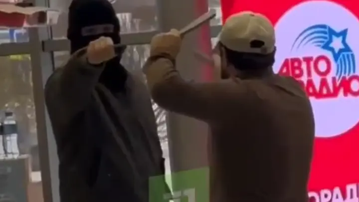 Бородач и парень в балаклаве устроили бои без правил в ТЦ Челябинска