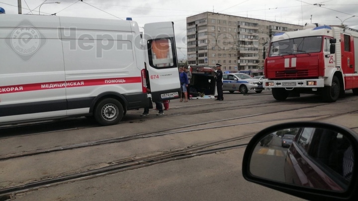 В Магнитогорске в аварии перевернулась машина скорой помощи