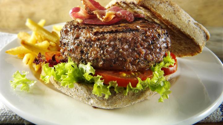 Опасный стиль жизни: В России могут ограничить рекламу быстрой еды