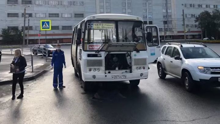 В Челябинске маршрутка при повороте не пропустила пешехода, погибла женщина