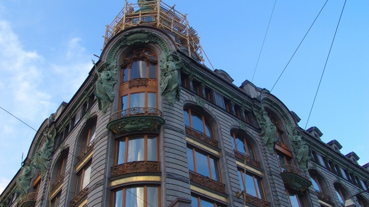 Вывеска на первом этаже Дома Зингера вызвала гнев у Петербурга: Ядовитое недоразумение