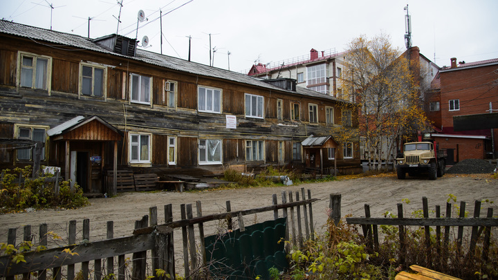 Семье с ребёнком-инвалидом из Новосибирска отказали в переселении из аварийного дома