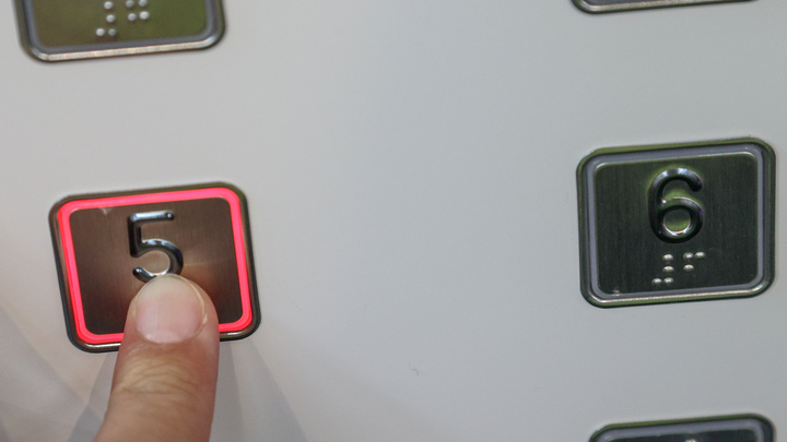 В Москве женщина пролетела 15 этажей в падающем лифте