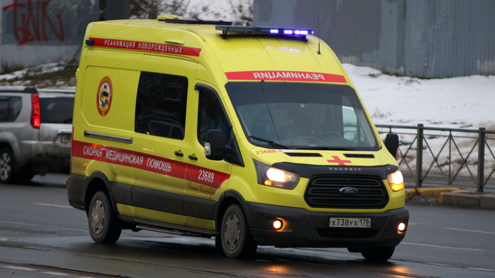 В Екатеринбурге на Челябинском тракте автомобиль на полном ходу влетел в столб