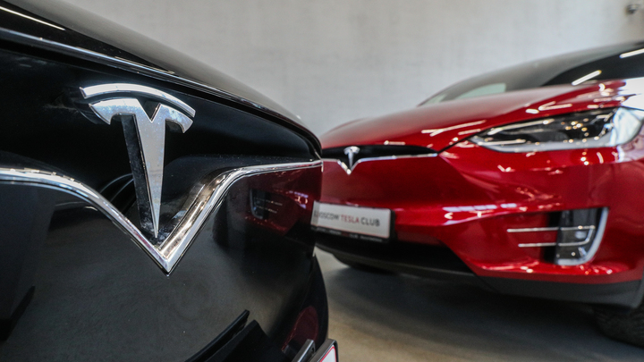 В США миллионерша утонула в пруду, заехав туда на своей Tesla