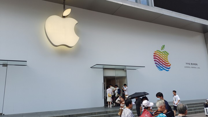 В Минпросвещения России ввели запрет на использование техники Apple