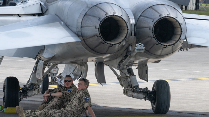 Придётся летать слишком низко, чтобы выжить: Forbes заявил о серьёзной проблеме пилотов F-16