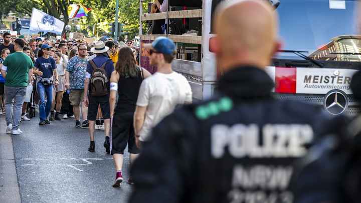 В Германии политик АдГ укусил за ногу протестующего во время драки