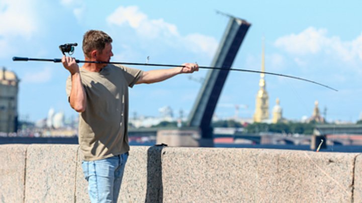 Мужчина поймал гигантского сома в день рождения и поцеловал его от радости