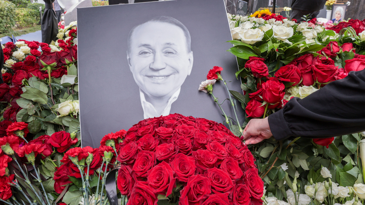 Могилу Александра Маслякова разгромили на Новодевичьем кладбище в Москве