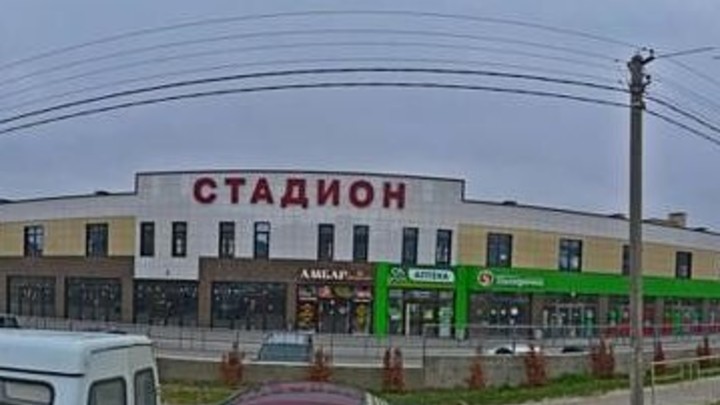 В Анапе на месте спорткомплекса соорудили торговые ряды