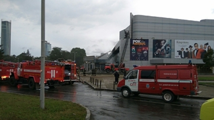 Люди просят о помощи из окон: В центре Москвы загорелась гостиница