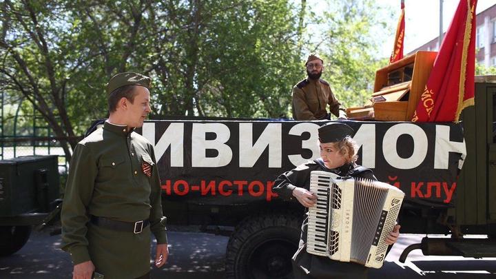 Как отметили День Победы в Челябинске: портреты героев на окнах и гул военных самолетов [фото, видео]
